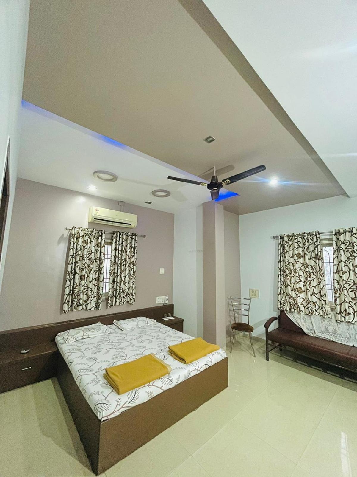 Hotel Rajdhani And Guest House Gujarat - Best Family Hotel In Halol Near Pavagadh And Halol Gidc Екстериор снимка