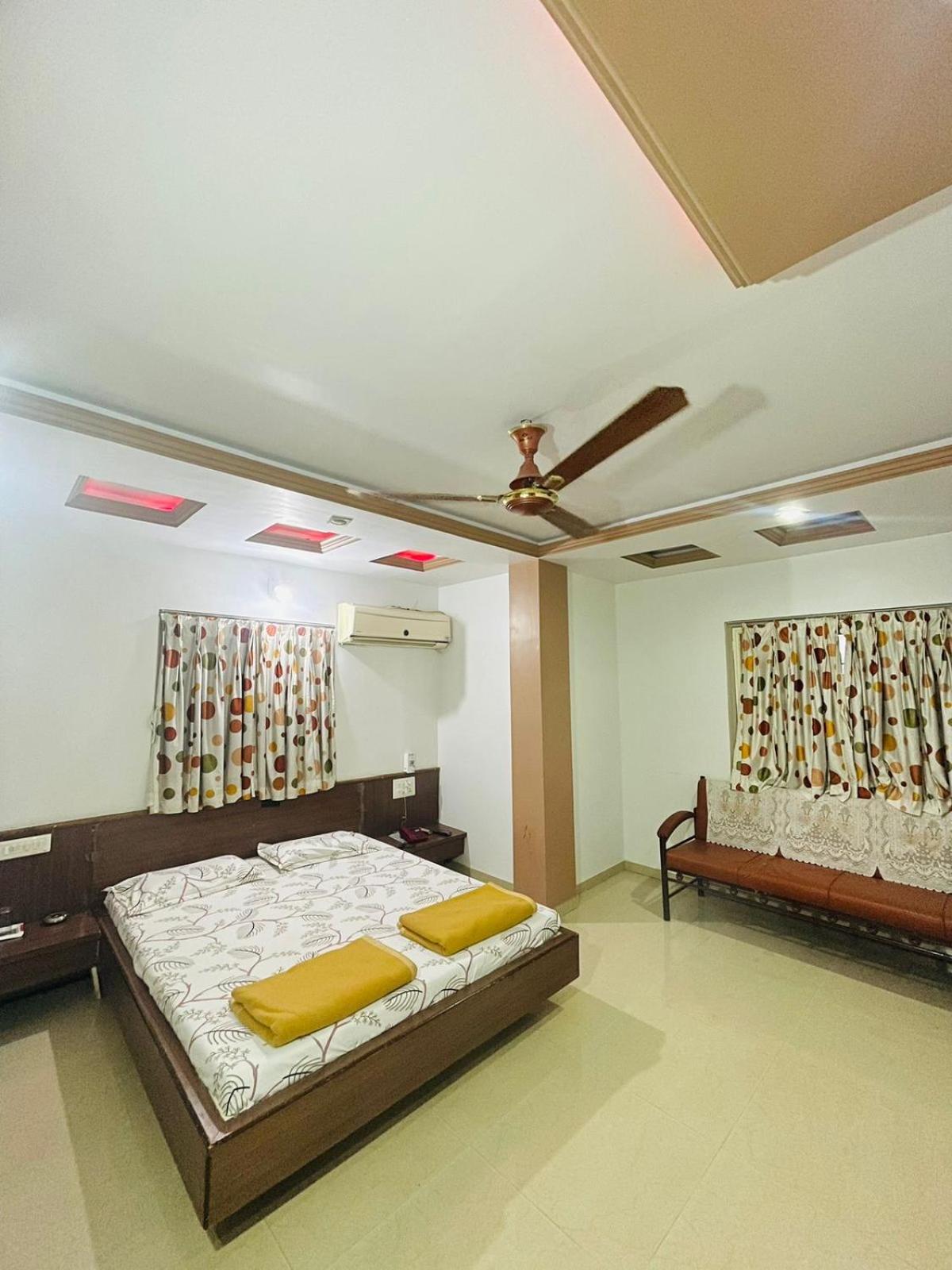 Hotel Rajdhani And Guest House Gujarat - Best Family Hotel In Halol Near Pavagadh And Halol Gidc Екстериор снимка
