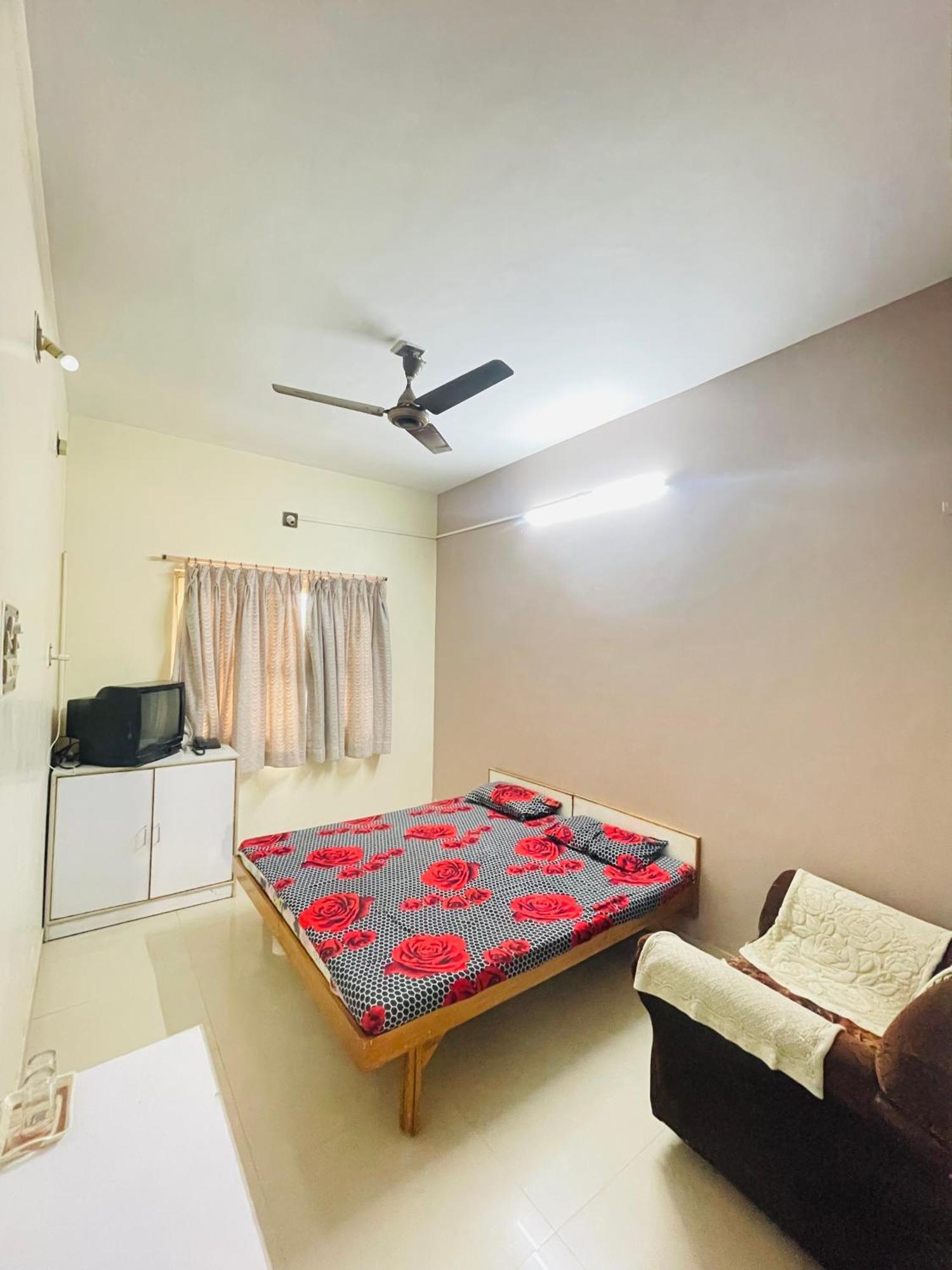 Hotel Rajdhani And Guest House Gujarat - Best Family Hotel In Halol Near Pavagadh And Halol Gidc Стая снимка